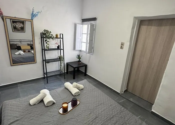 Renos New Fabulous * Fira (Santorini)